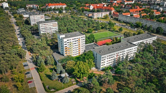Widok na domy studenckie na terenie miasteczka akademickiego. Widok od strony zachodniej. [fot. Andrzej Romański]